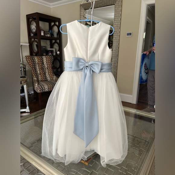 Perfect condition flower girls dress - Picture 2 of 2